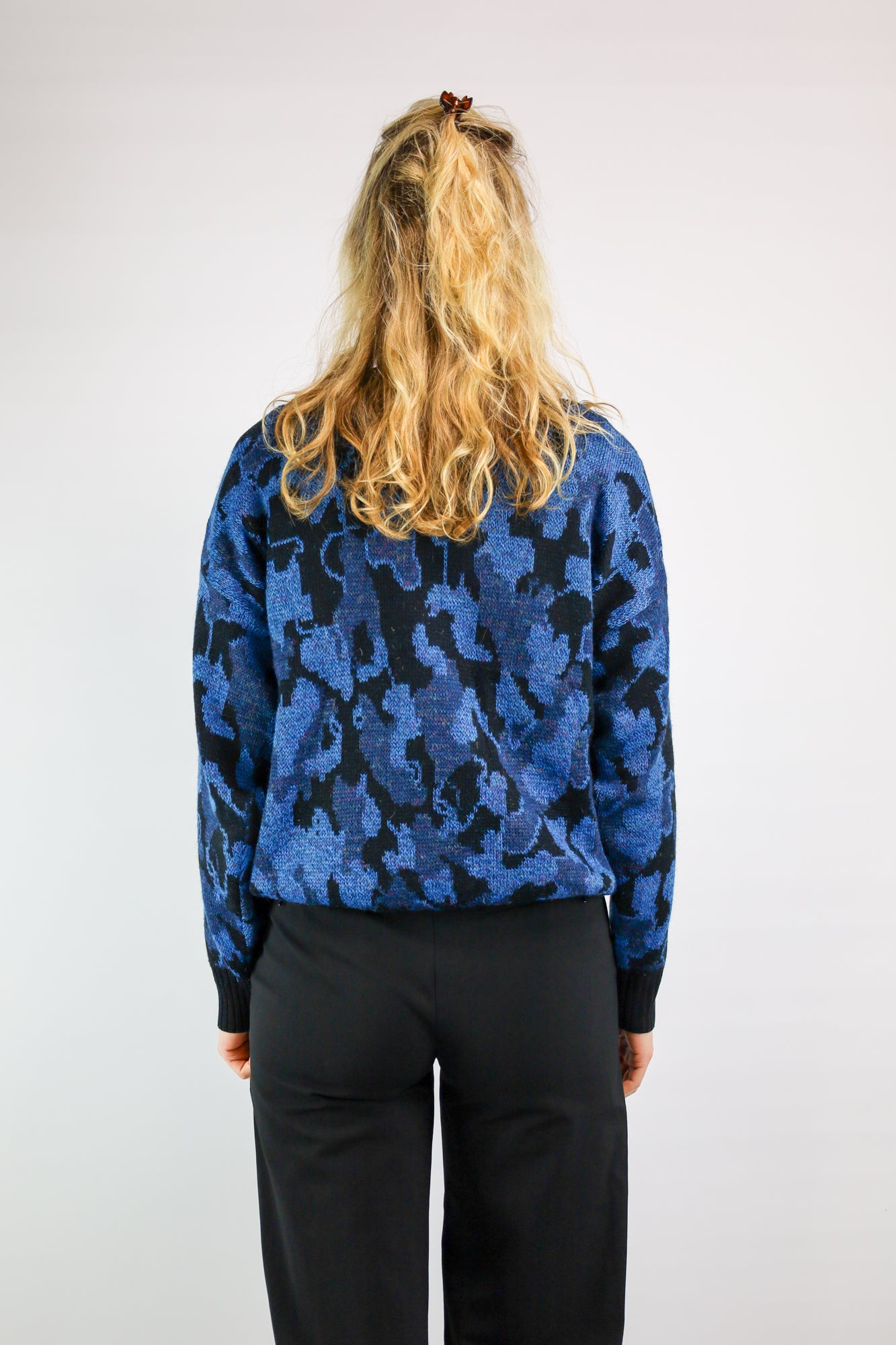 (EN) Full view of a vintage sweater in blues with a subtle woven design.
(NL) Volledig beeld van een vintage trui in blauwtinten met een subtiel geweven ontwerp.