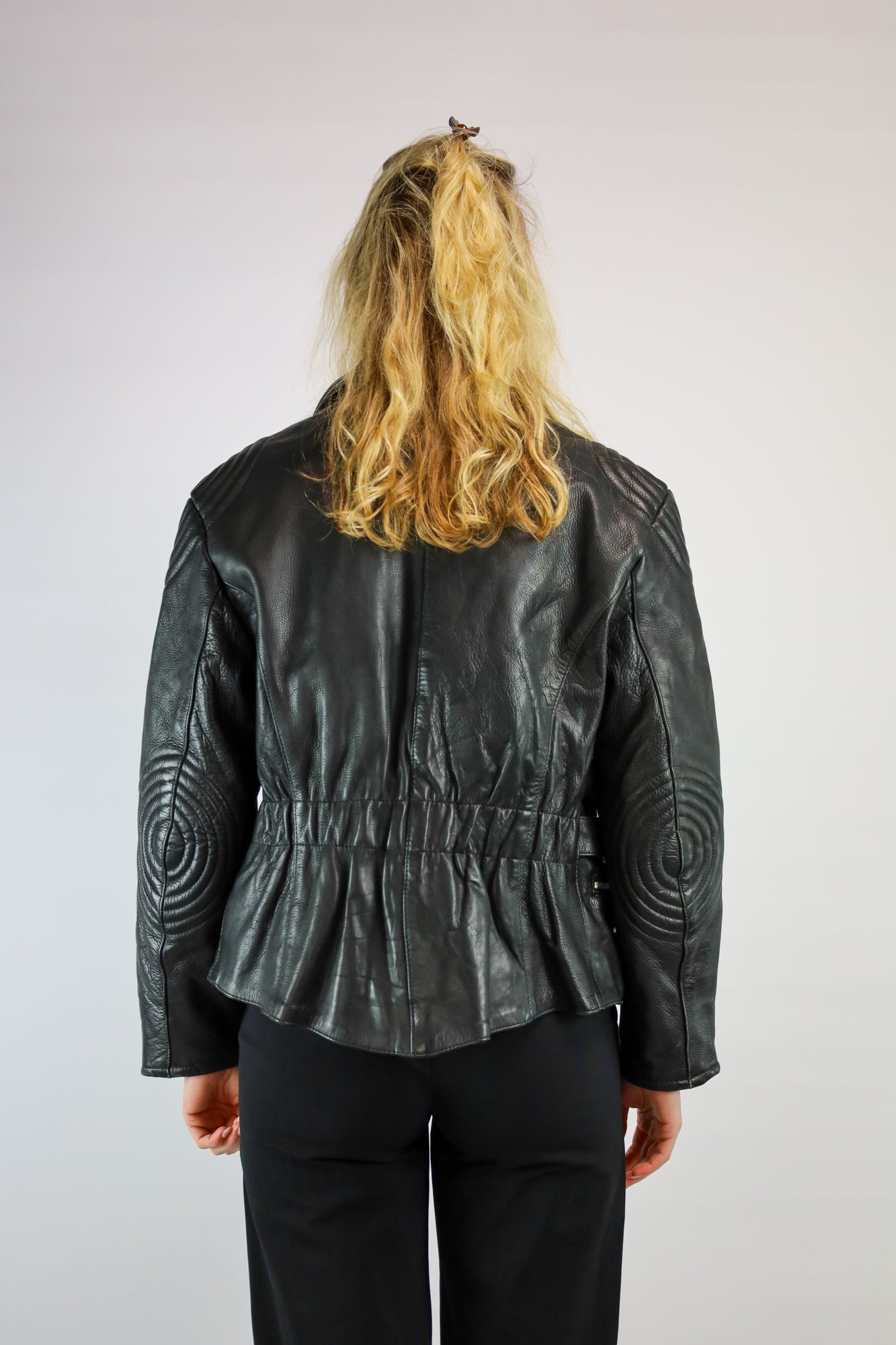 Detail van de hoogwaardige leren stof en stoere biker-elementen."