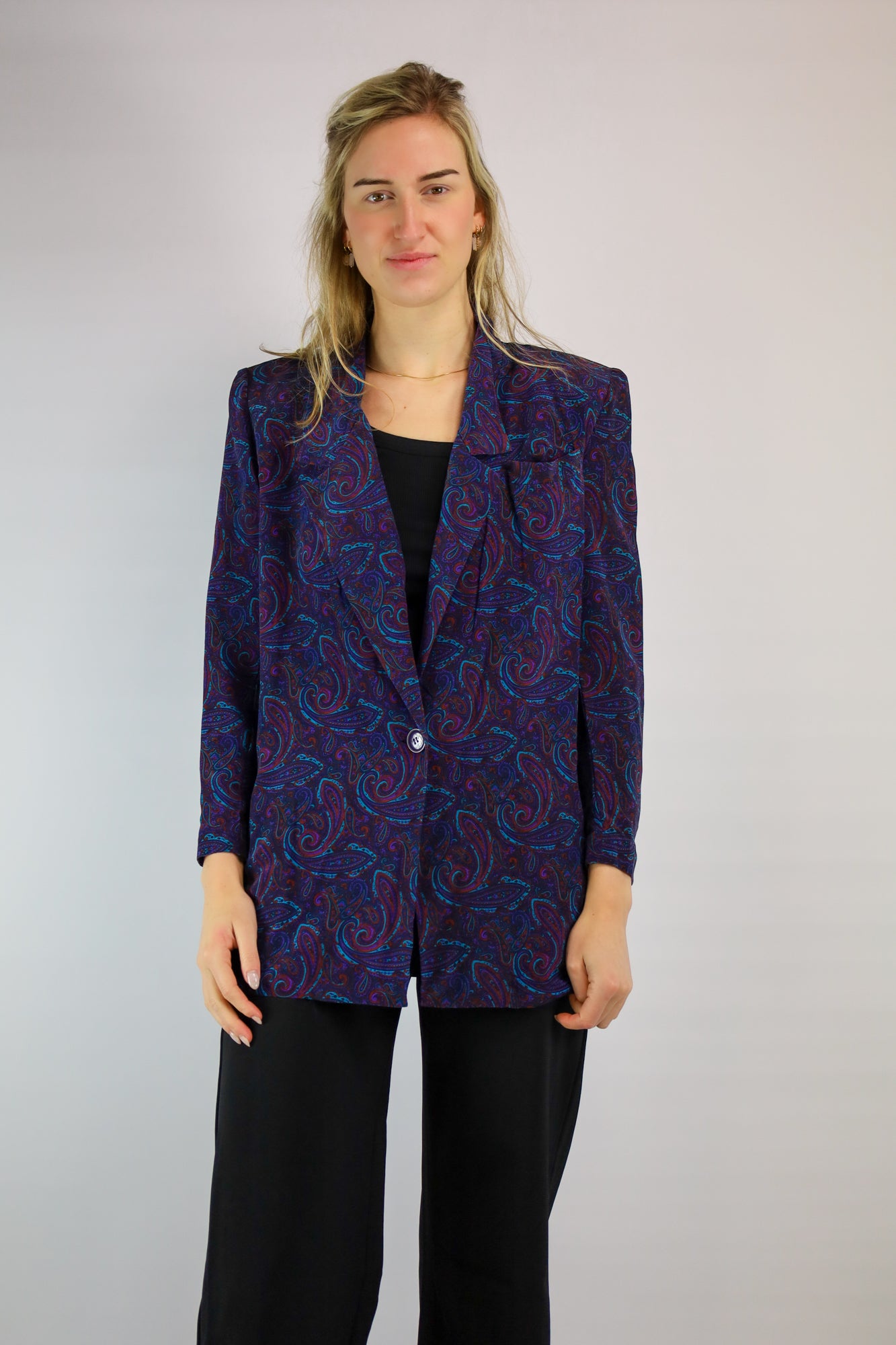 (EN) Versatile vintage blouse worn tucked in for a chic look.
(NL) Veelzijdige vintage blouse, ingestopt gedragen voor een chique uitstraling.