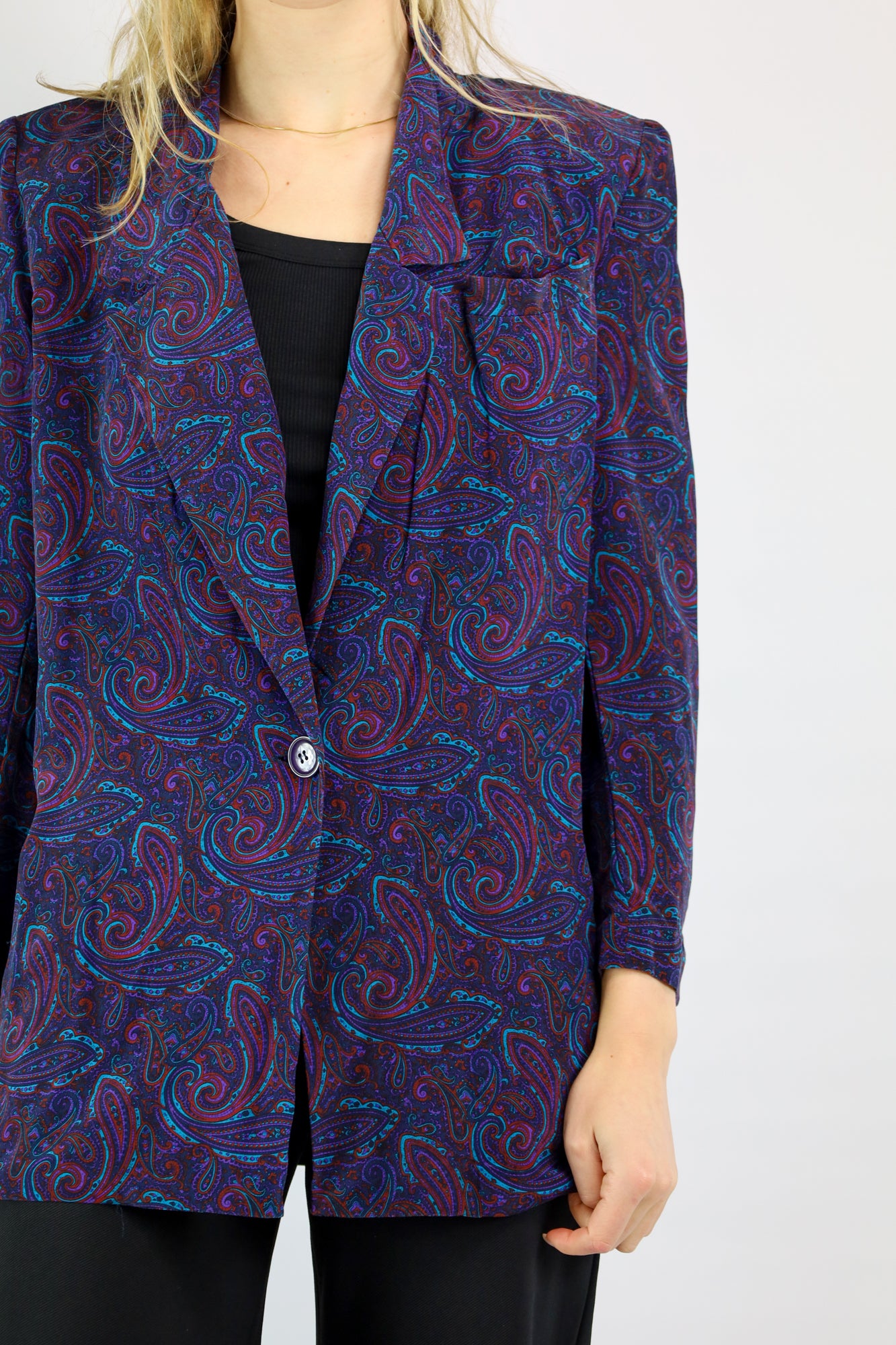 (EN) Close-up of the soft silk fabric with intricate paisley patterns.
(NL) Close-up van de zachte zijden stof met verfijnde paisley patronen.