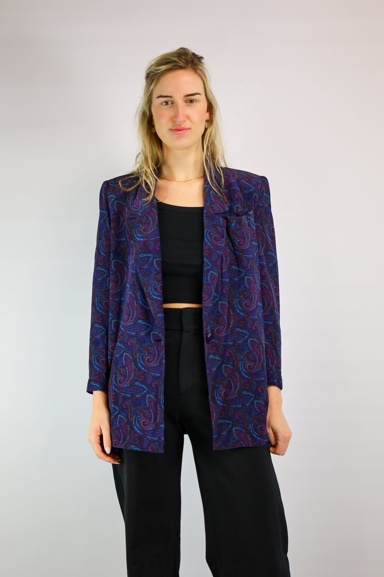 (EN) Vintage silk blouse with a paisley print in shades of purple and blue.
(NL) Vintage zijden blouse met paisley print in paarse en blauwe tinten.