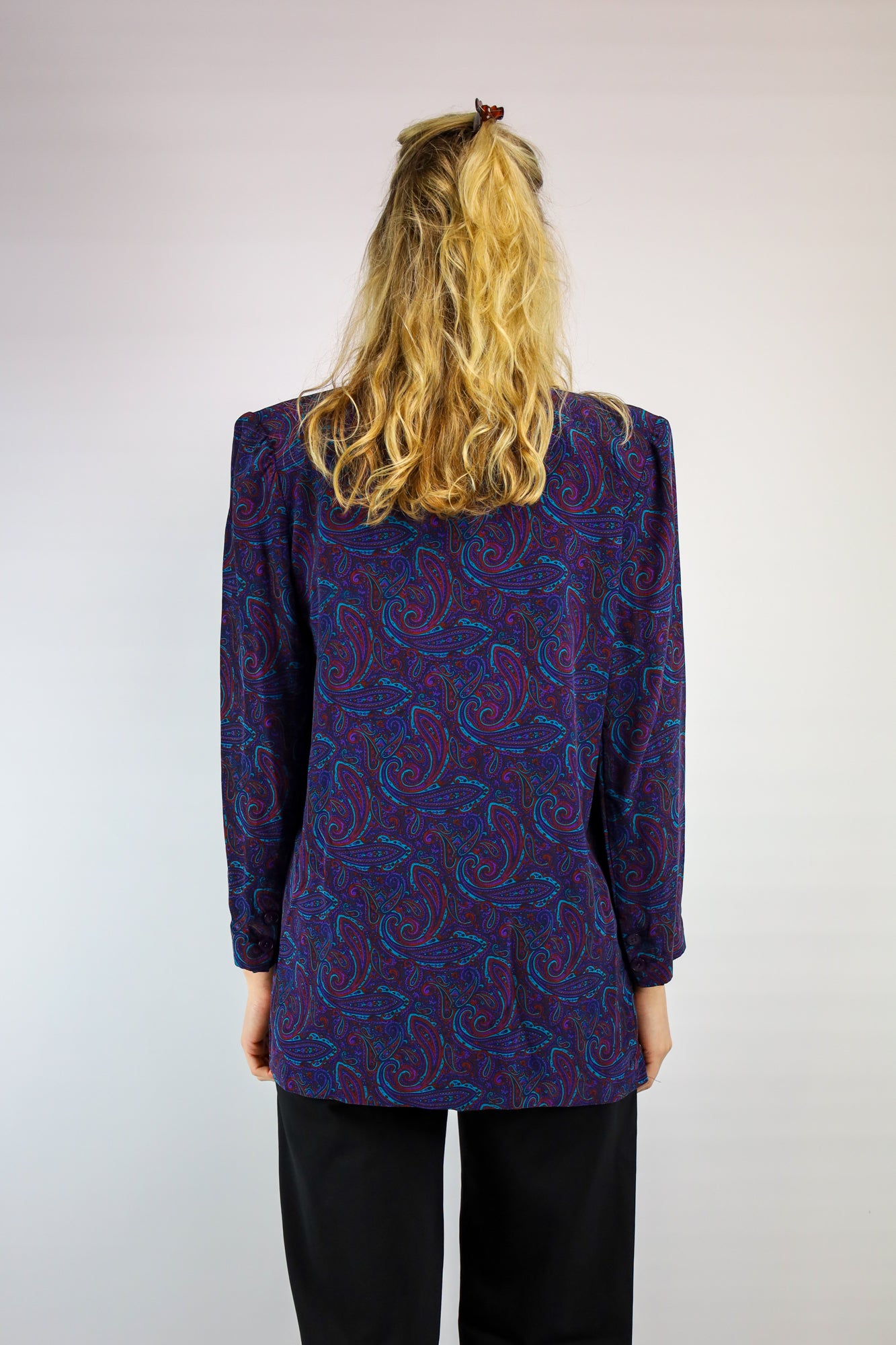 (EN) Lightweight paisley blazer-style blouse, perfect for summer layering.
(NL) Luchtige paisley blouse in blazerstijl, perfect als laagje in de zomer.