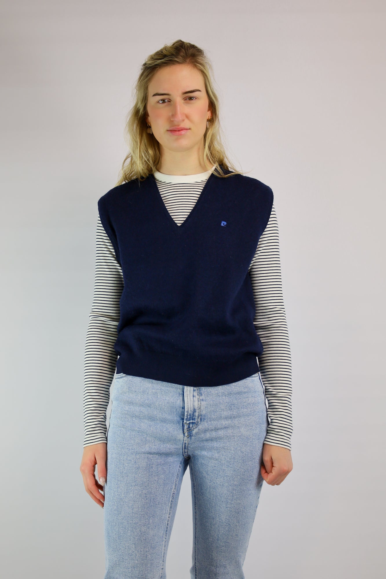 Donkerblauwe vintage spencer gestyled met een oversized wit T-shirt voor een trendy look.