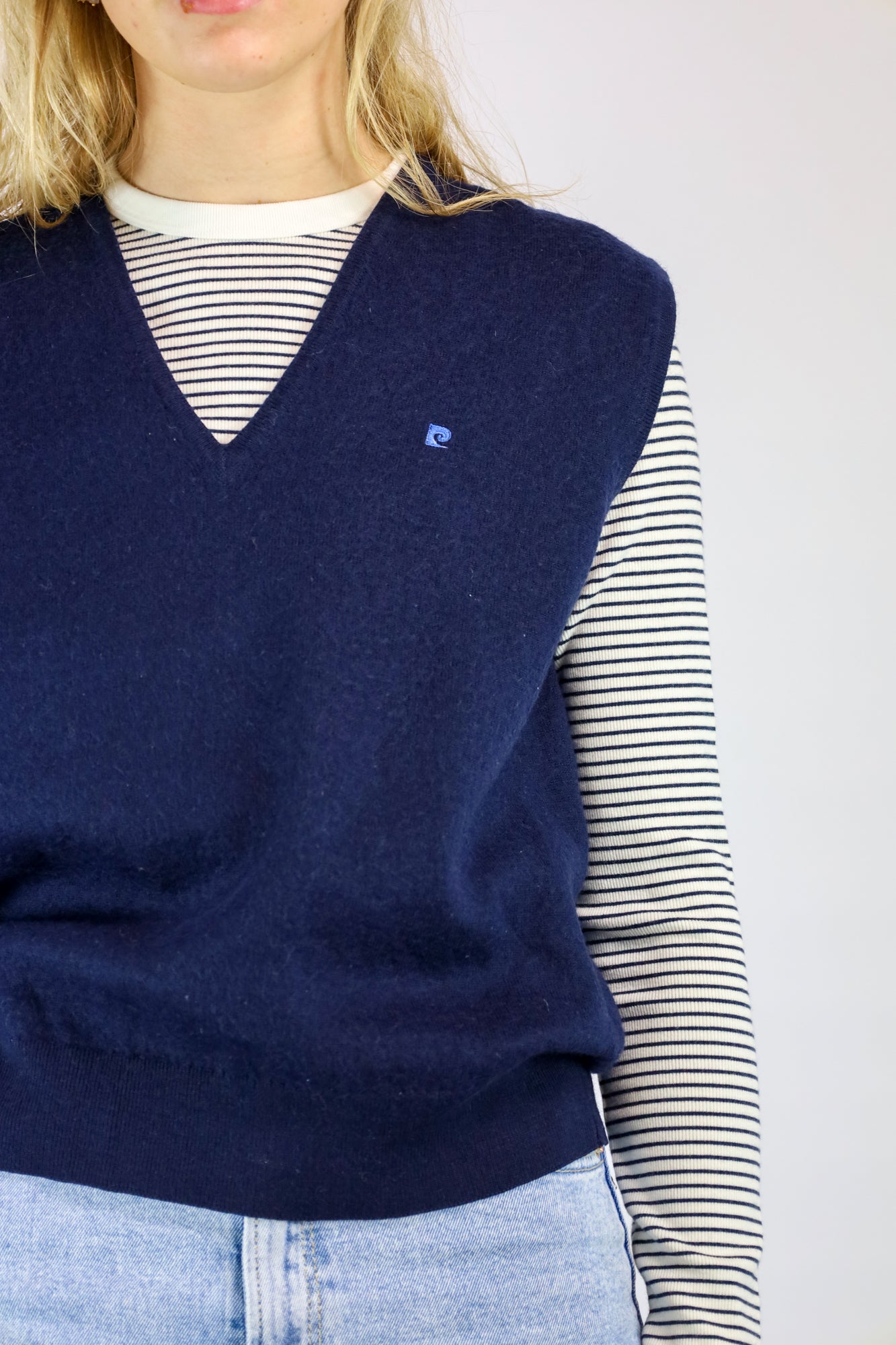 Detail van de Pierre Cardin spencer met zachte textuur en V-hals, perfect voor casual looks.