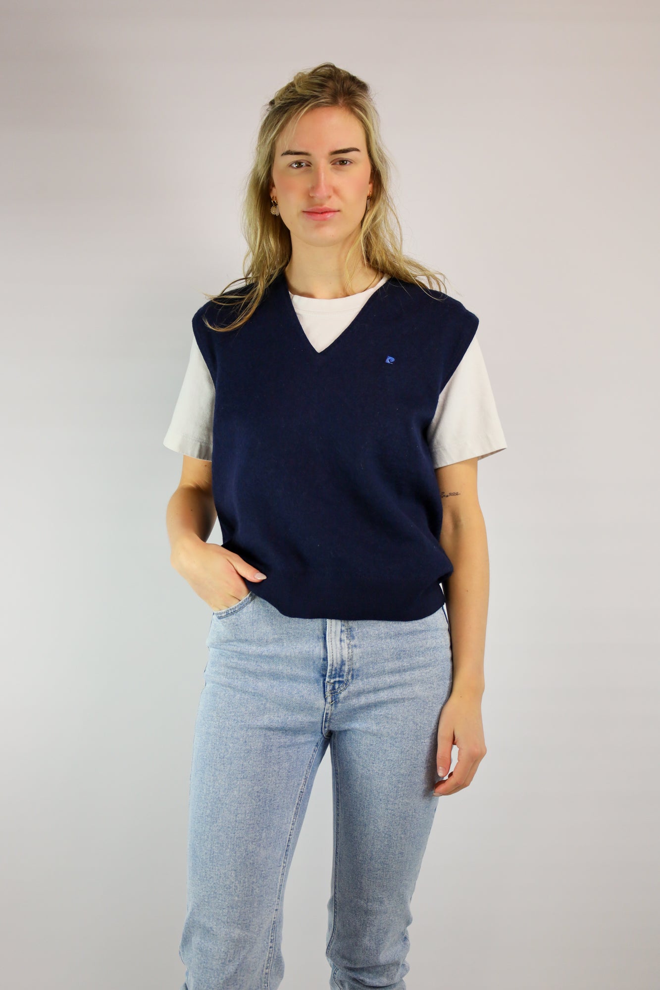 Donkerblauwe vintage spencer met V-hals van Pierre Cardin, gemaakt van een zachte wolmix.