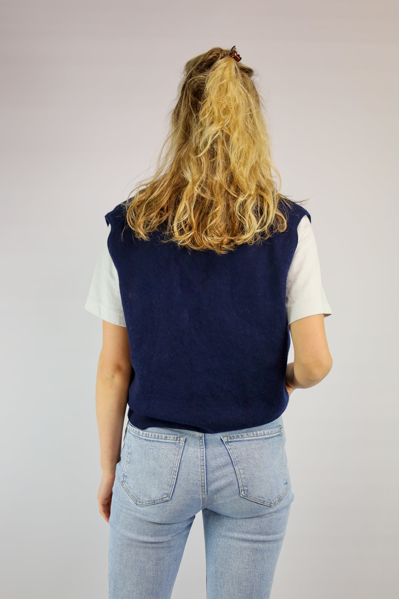Model van 1.82m draagt donkerblauwe vintage spencer in maat M/L van Pierre Cardin.