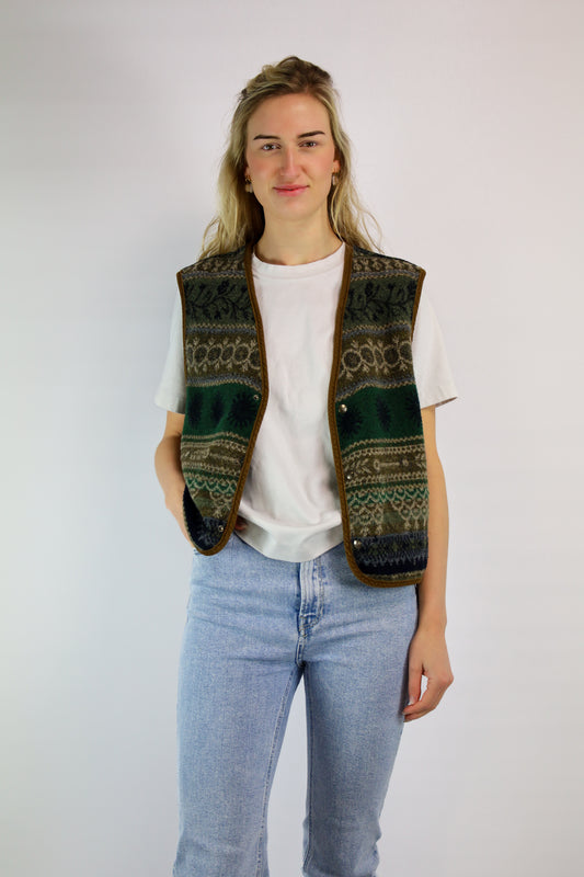 (EN) Stylish vintage vest with snap button closure and elegant velvet details.
(NL) Stijlvol vintage gilet met drukknopen en elegante velvet details.