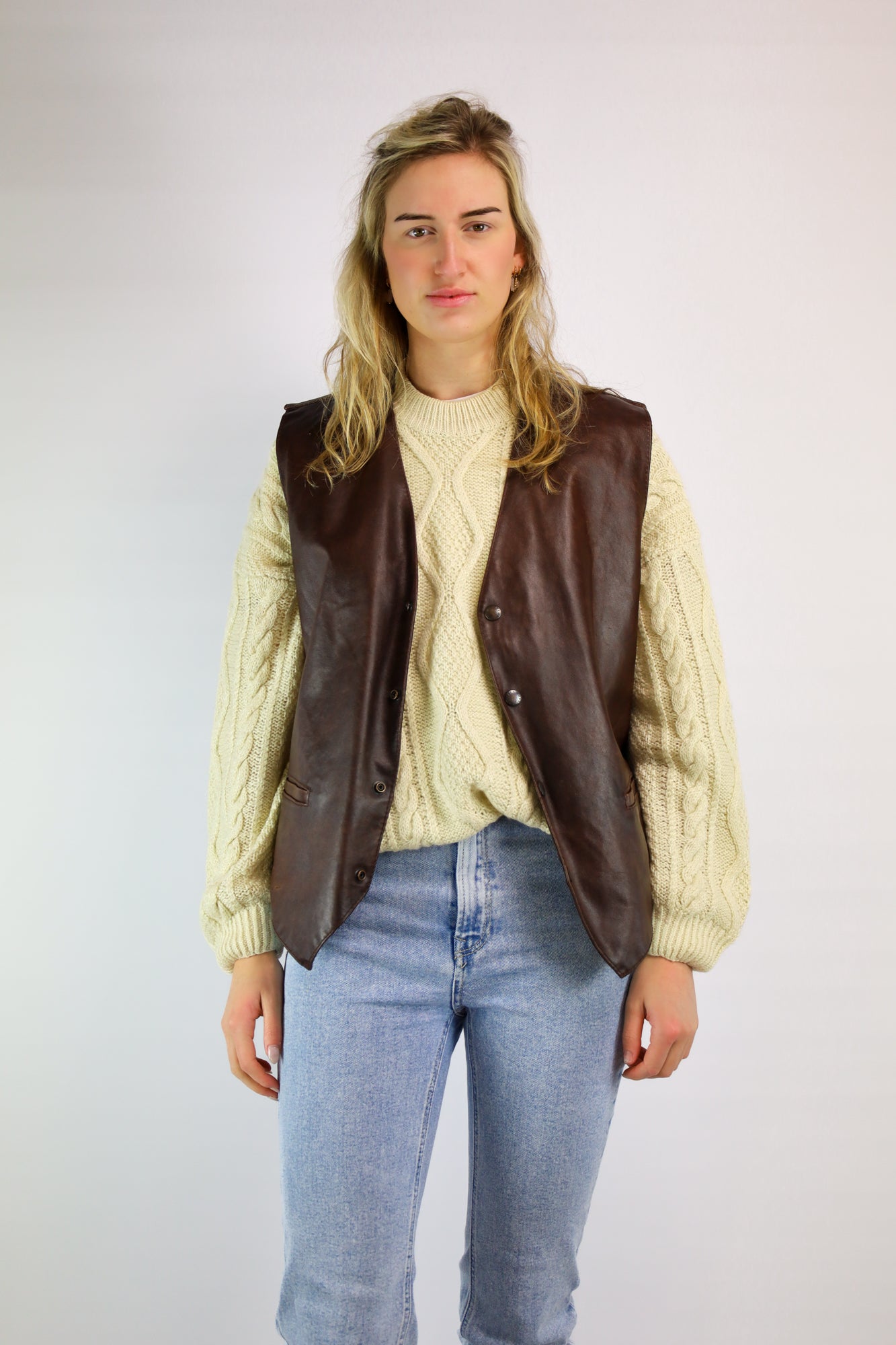 (EN) Vintage brown leather waistcoat with snap button closure.
(NL) Vintage bruin leren gilet met drukknopen.