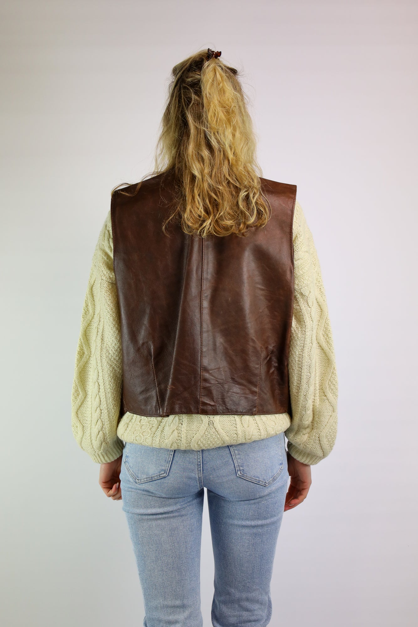 (EN) Layered outfit featuring a vintage leather vest over a cozy sweater.
(NL) Gelaagde outfit met een vintage leren gilet over een warme trui.