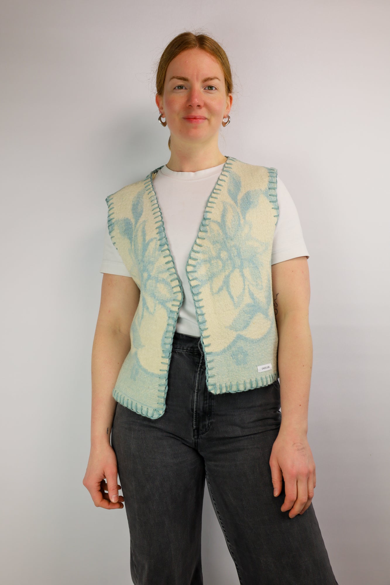 Vooraanzicht van een oversized gilet gemaakt van een vintage wollen deken in effen blauw.