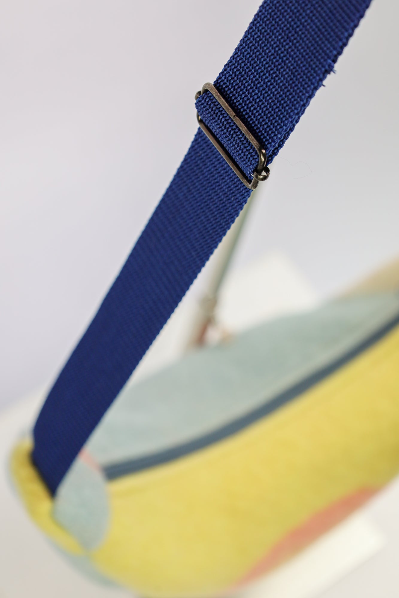 Unieke crossbody bag van restmaterialen zoals meubelstoffen en gordijnen, met verstelbare strap en handige binnenvakjes.