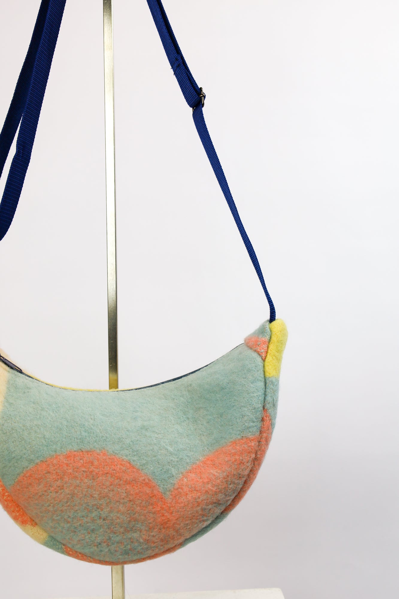 Stijlvolle en duurzame crossbody bag van tweedehands materialen, volledig gevoerd met handige binnenvakjes."