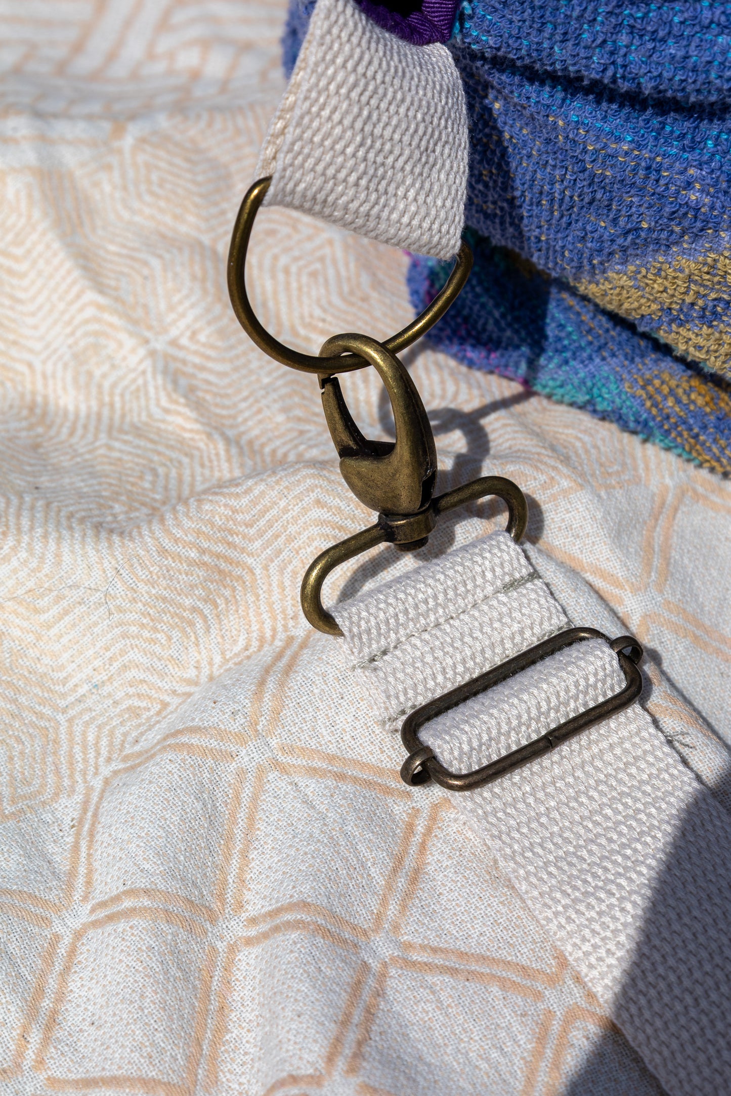 detail magneetknoop en voering vintage tas