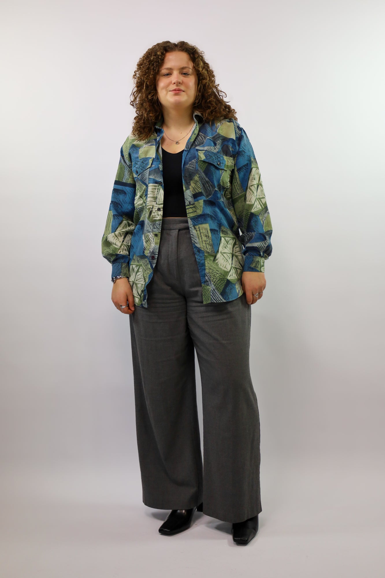 Soepelvallende zijden blouse met print in beige, groen en blauw tinten.