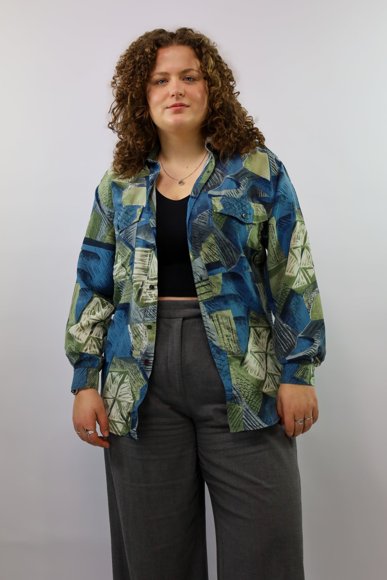 Elegante vintage blouse van zijde met harmonieuze kleurencombinatie.