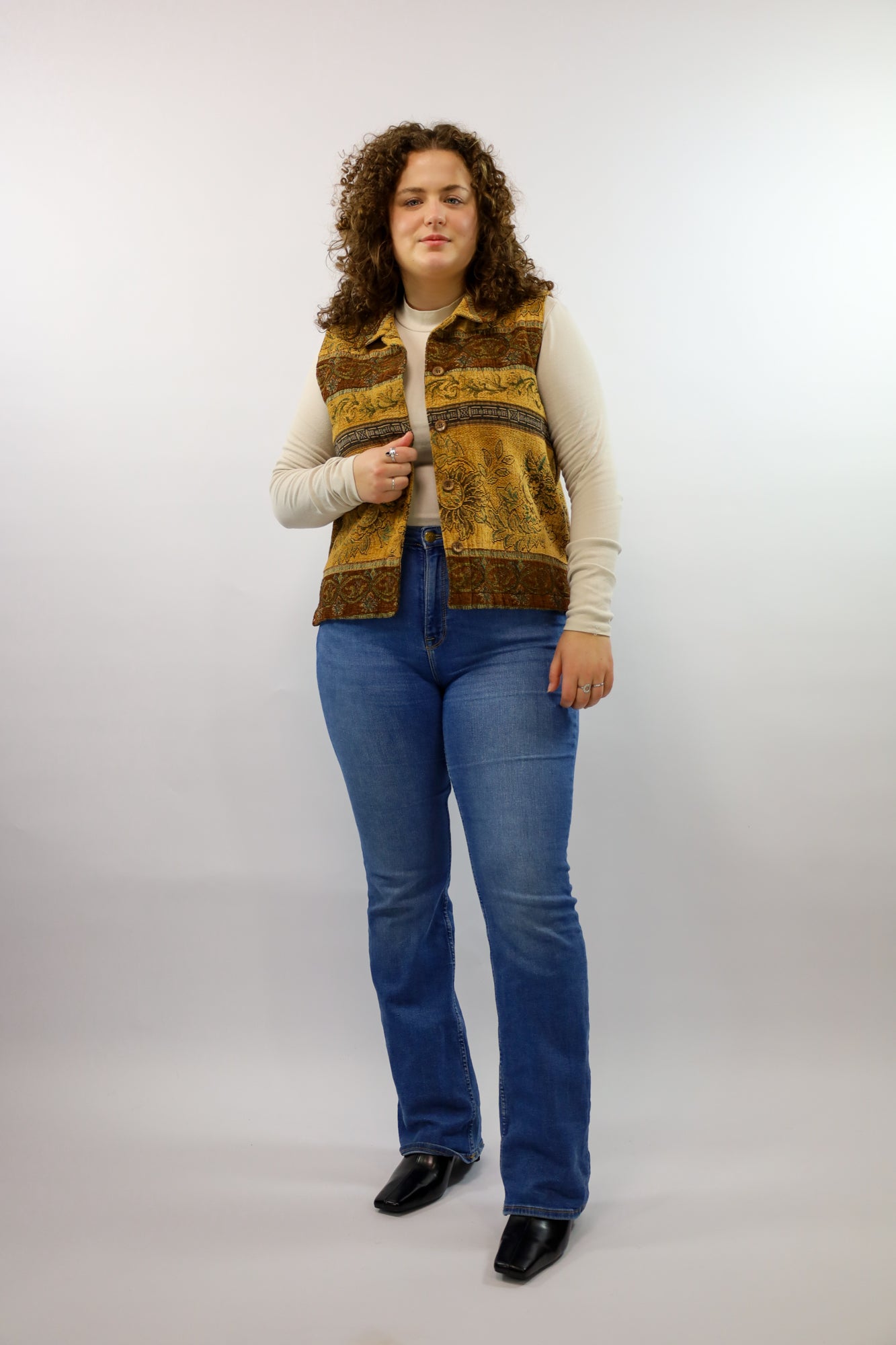 (EN) Vintage jacquard woven vest in brown and gold tones.
(NL) Vintage jaquard geweven gilet in bruin en goud tinten.