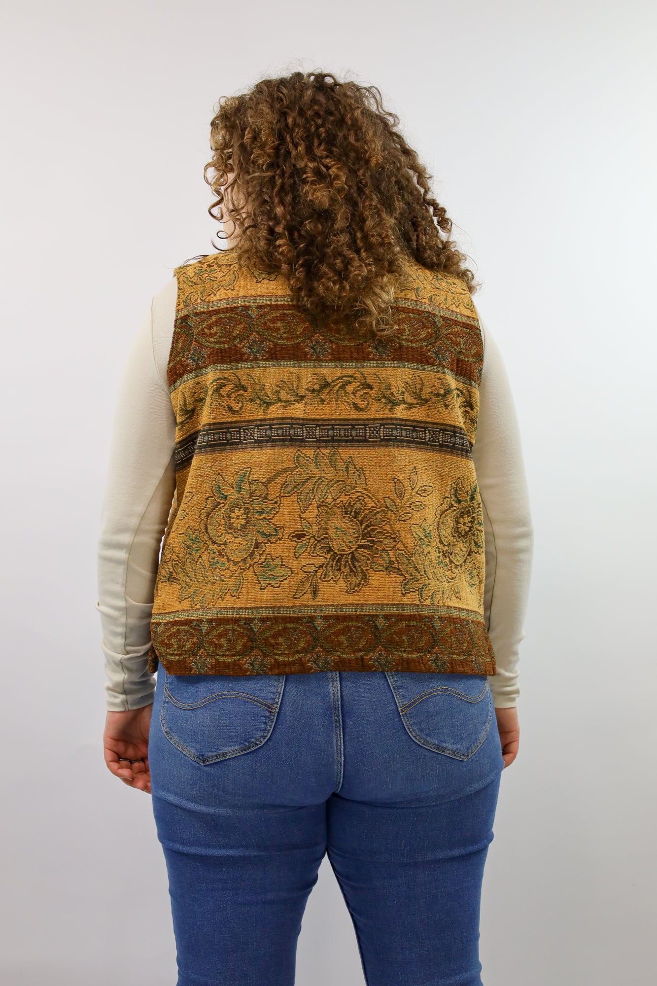 (EN) Stylish vintage jacquard vest layered over a simple shirt.
(NL) Stijlvol vintage jaquard gilet gedragen over een eenvoudig shirt.