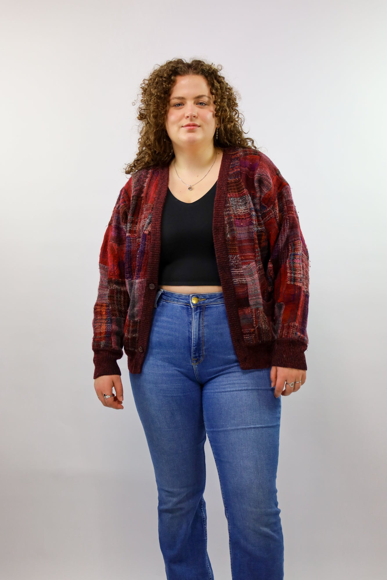 Patchwork vest met klassieke knoopsluiting en warme burgundy tint.