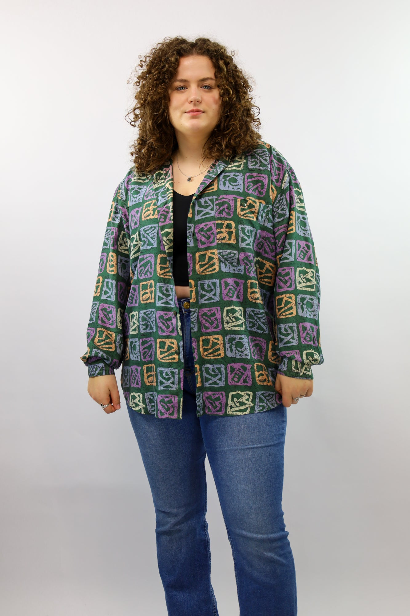 Soepelvallende zijden blouse met kleurrijke fantasy print.
