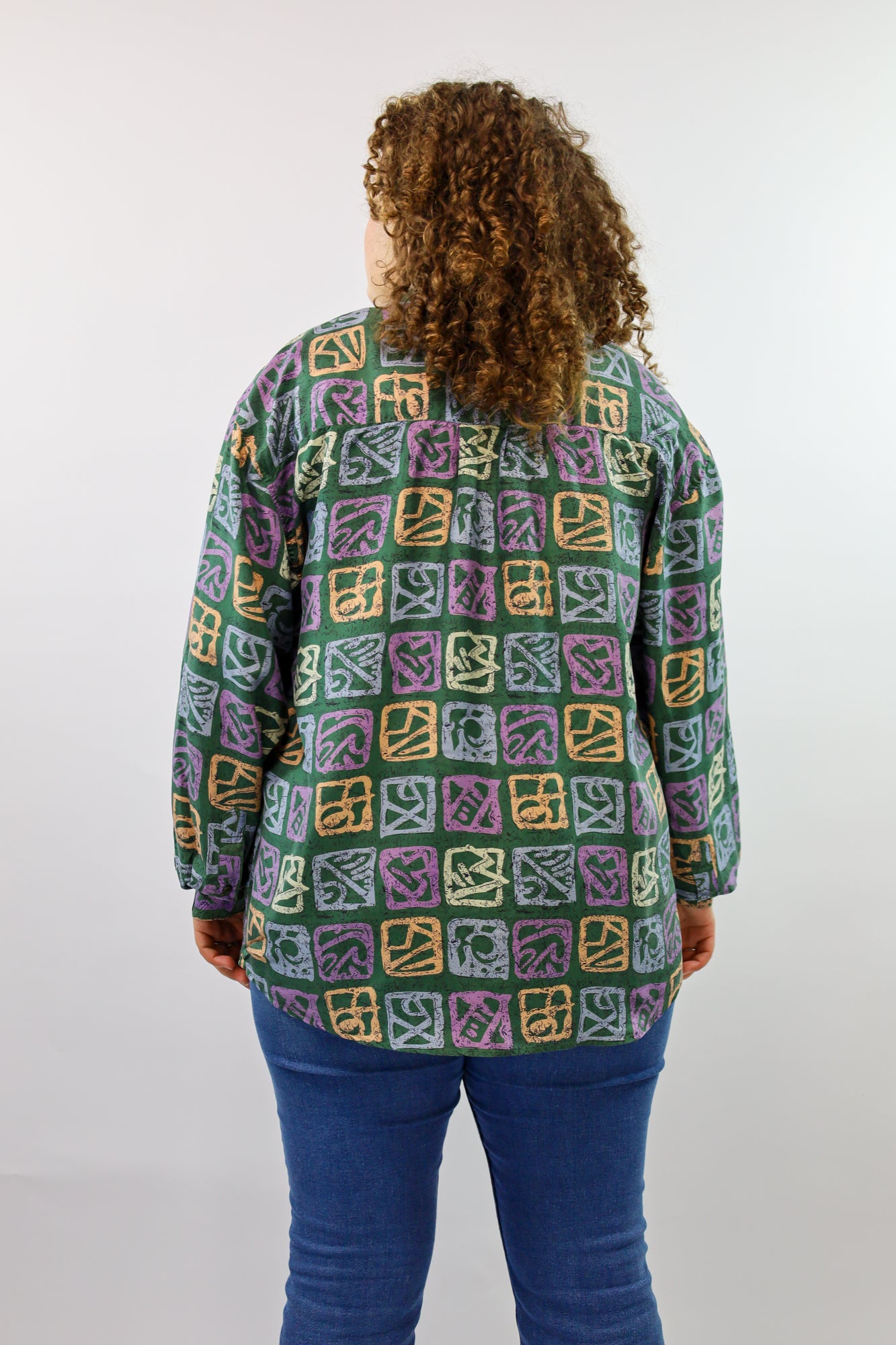 Unieke blouse met soepelvallende fit en kleurrijke print.