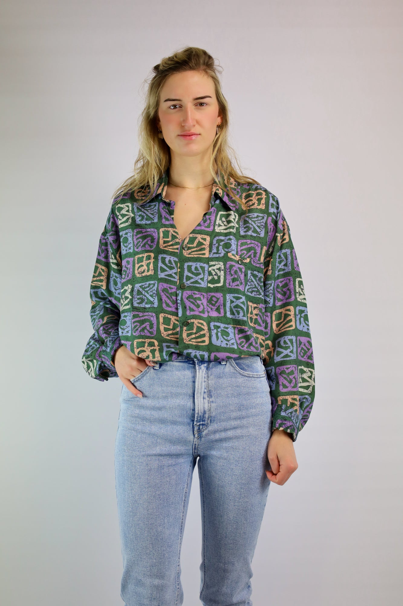 Elegante blouse van zijde met opvallende print, maatlabel M, valt als XL