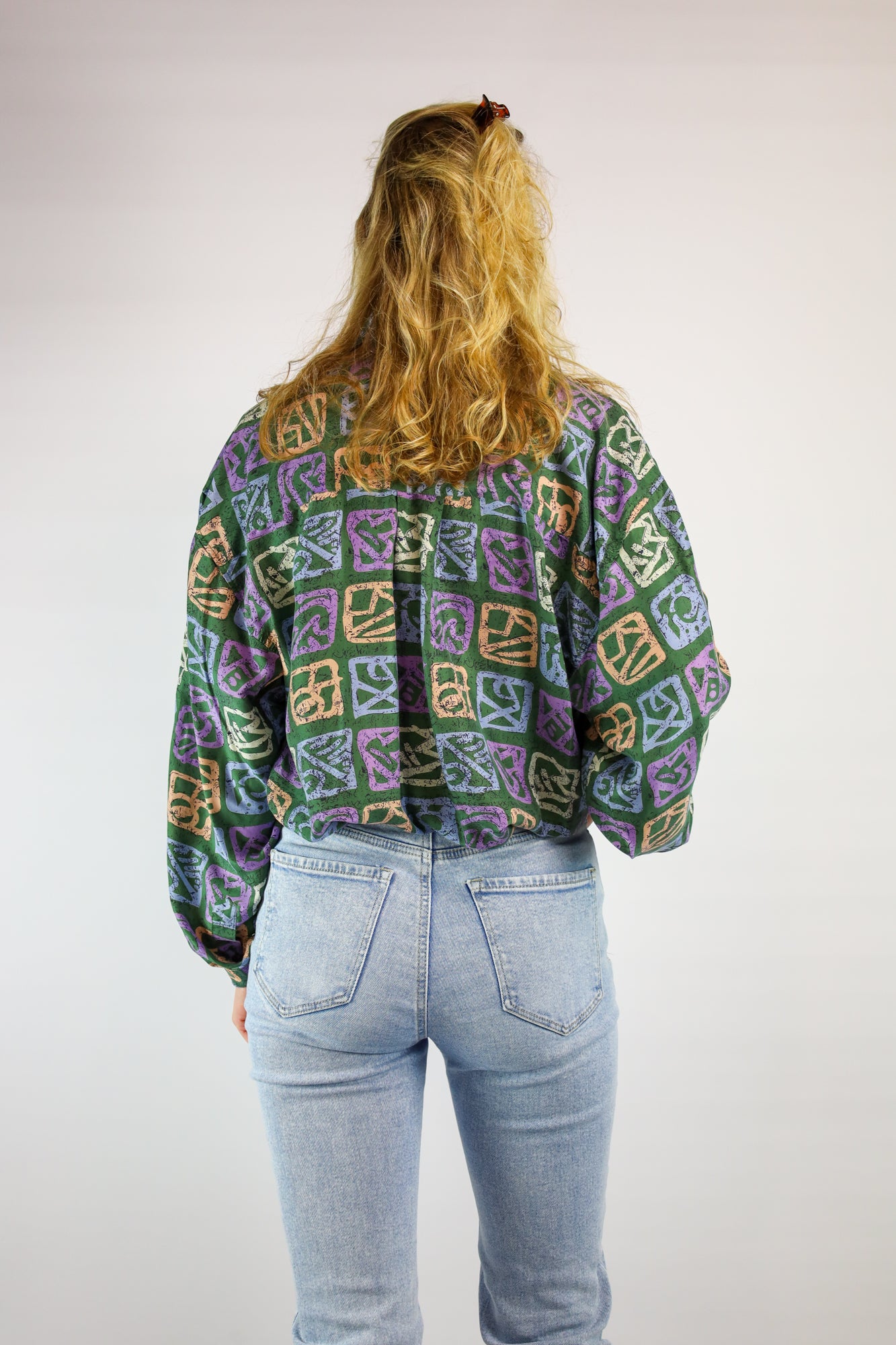 Stijlvolle vintage blouse in zijde met opvallend design en ruime pasvorm.