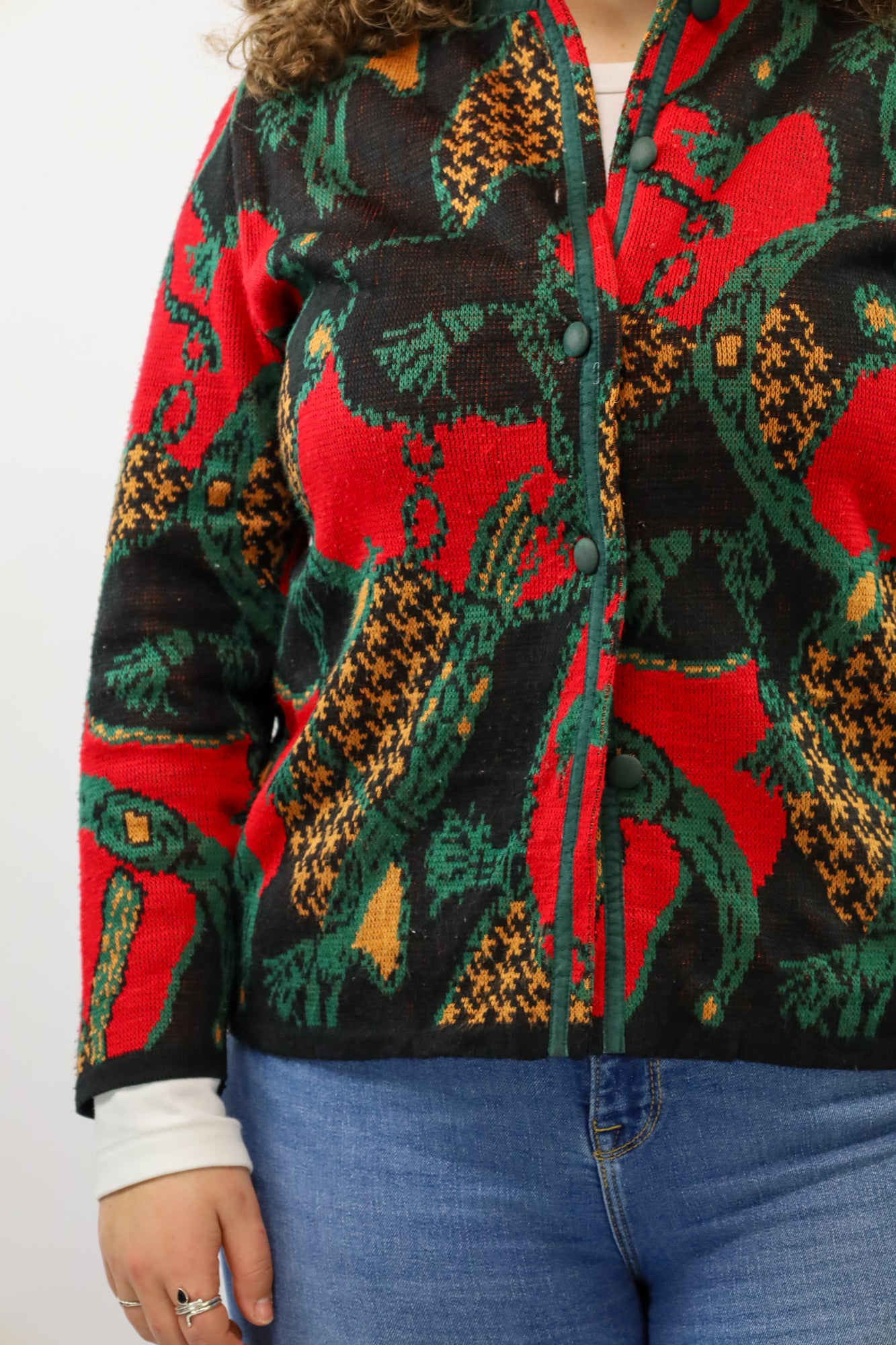 Detail van het ingebreide patroon en velvet accenten op het vest.