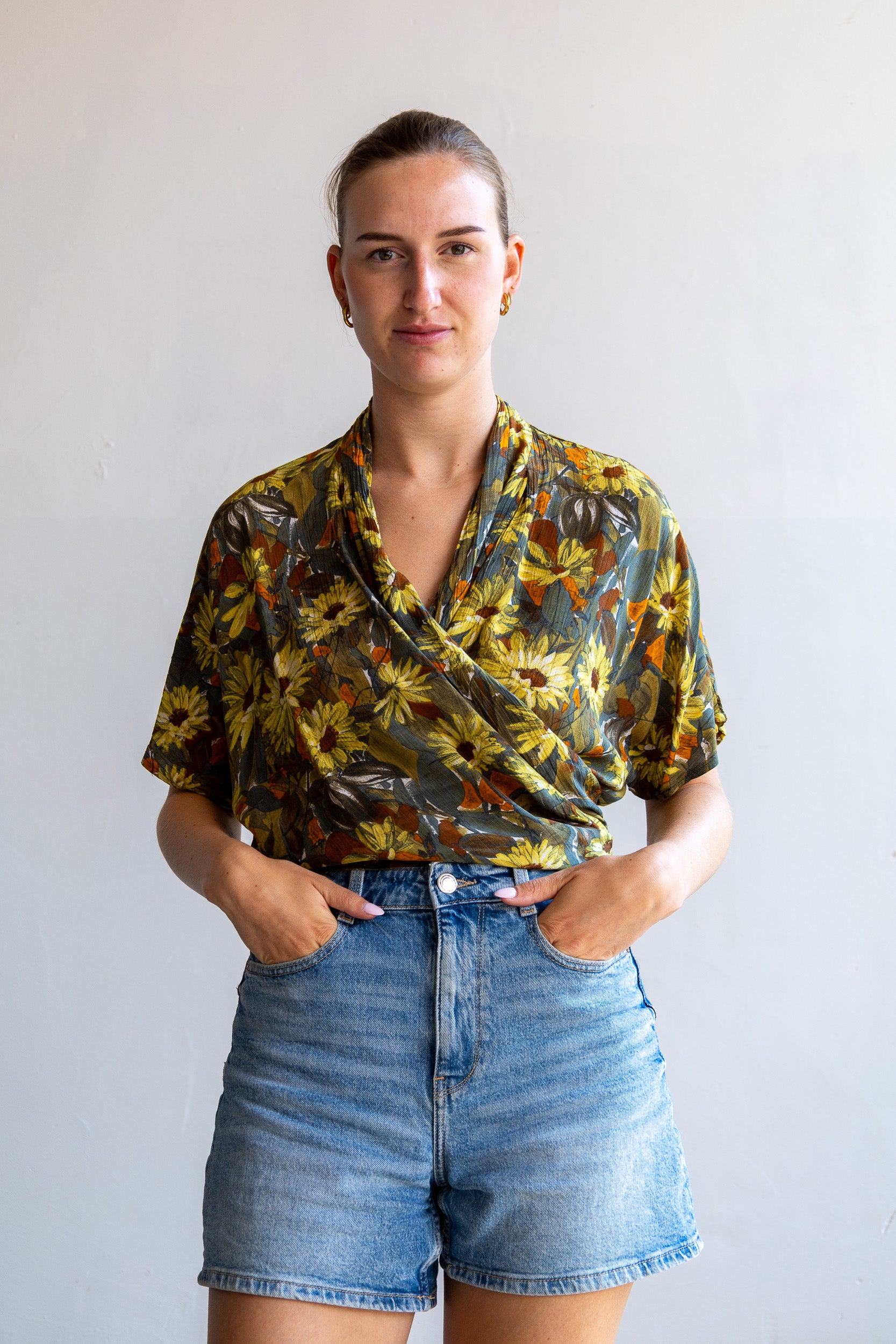 Vintage zijden wikkelblouse met bloemenprint en soepelvallende pasvorm.