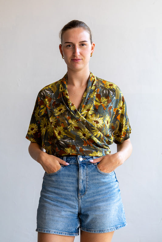 Vintage zijden wikkelblouse met bloemenprint en soepelvallende pasvorm.