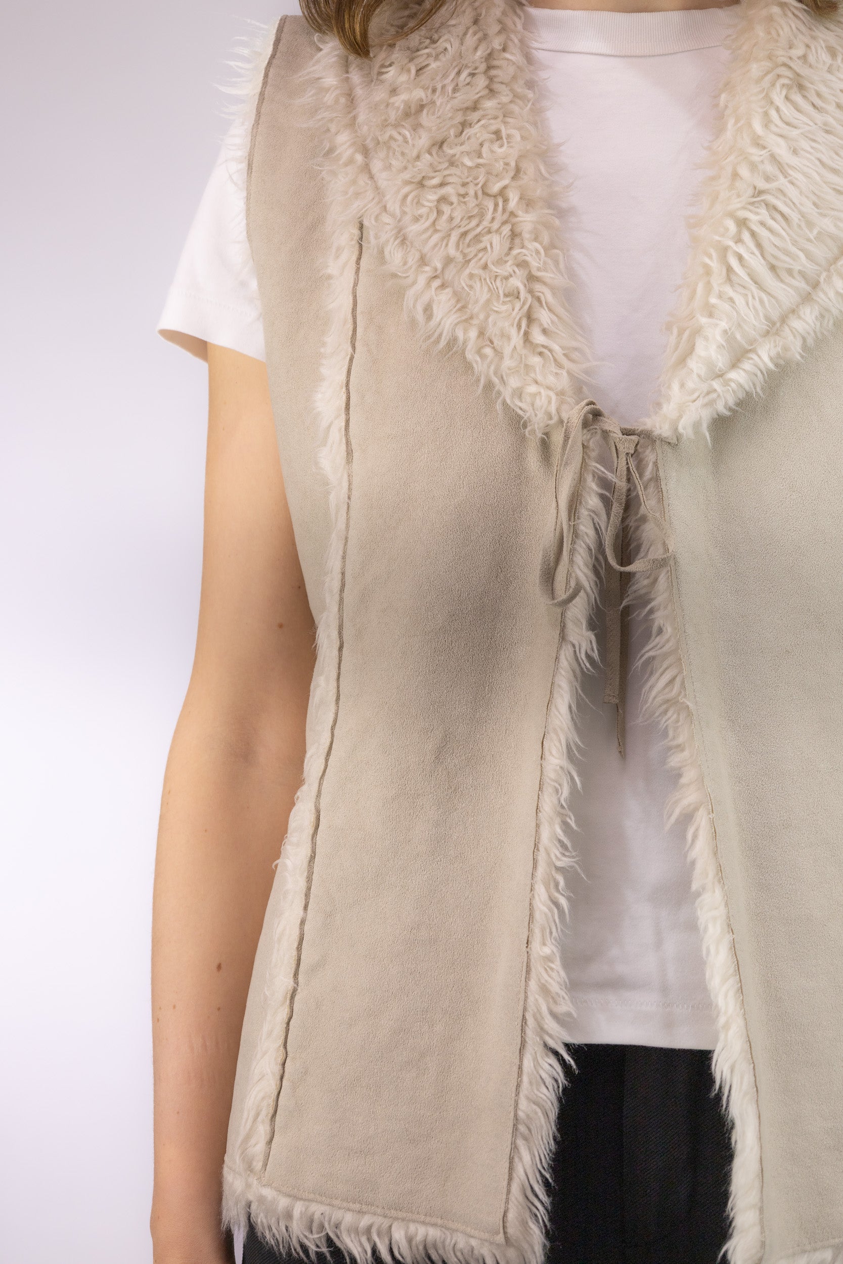 Detail van zachte wollen voering en suède buitenkant van vintage lammy gilet