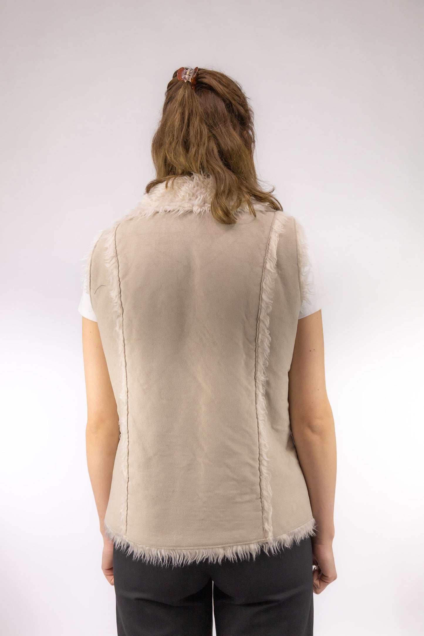 Achterkant van beige vintage gilet met warme shearling voering – achteraanzicht
