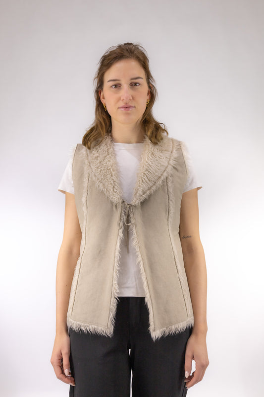 Beige vintage lammy gilet met suède look en zachte wollen voering – vooraanzicht