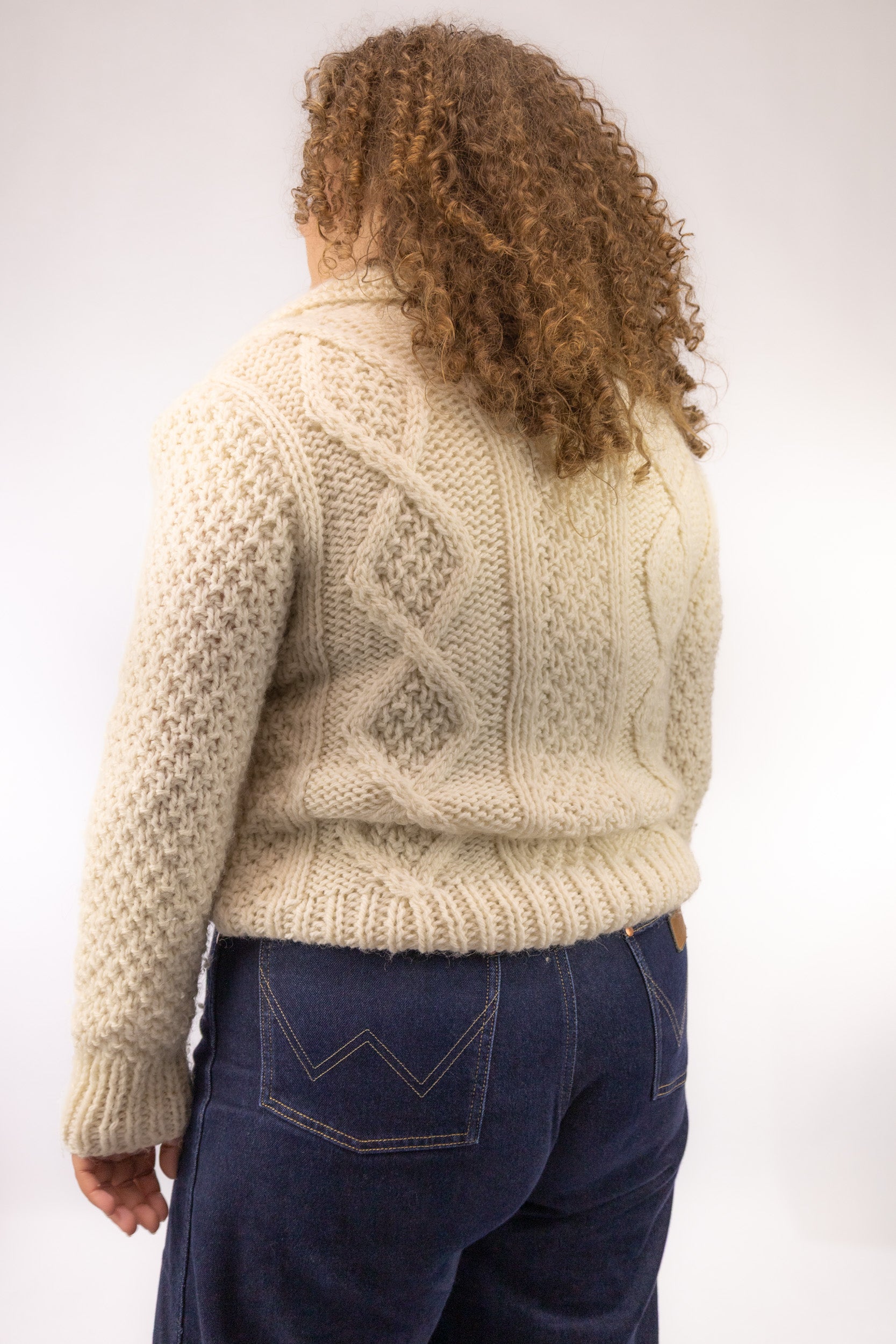 Achteraanzicht van grof gebreid vintage vest van 100% wol met kabeldessin – achteraanzicht