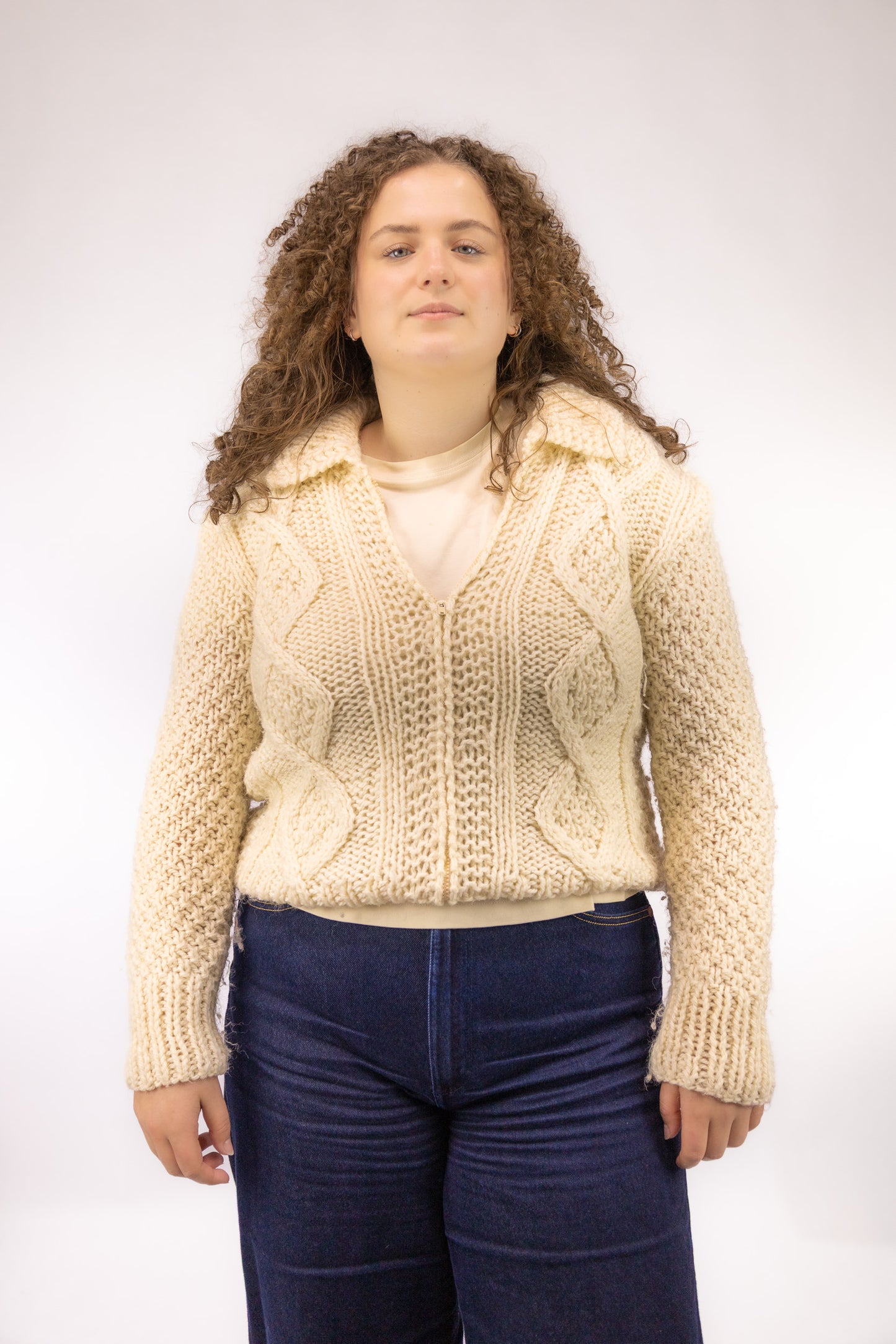 Grof gebreid vintage wollen vest met kabelpatroon, rits en kraagje – vooraanzicht