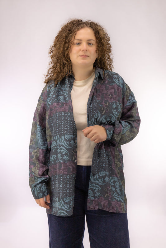 Vintage zijde blouse met fantasy print in blauw en paars – voorkant