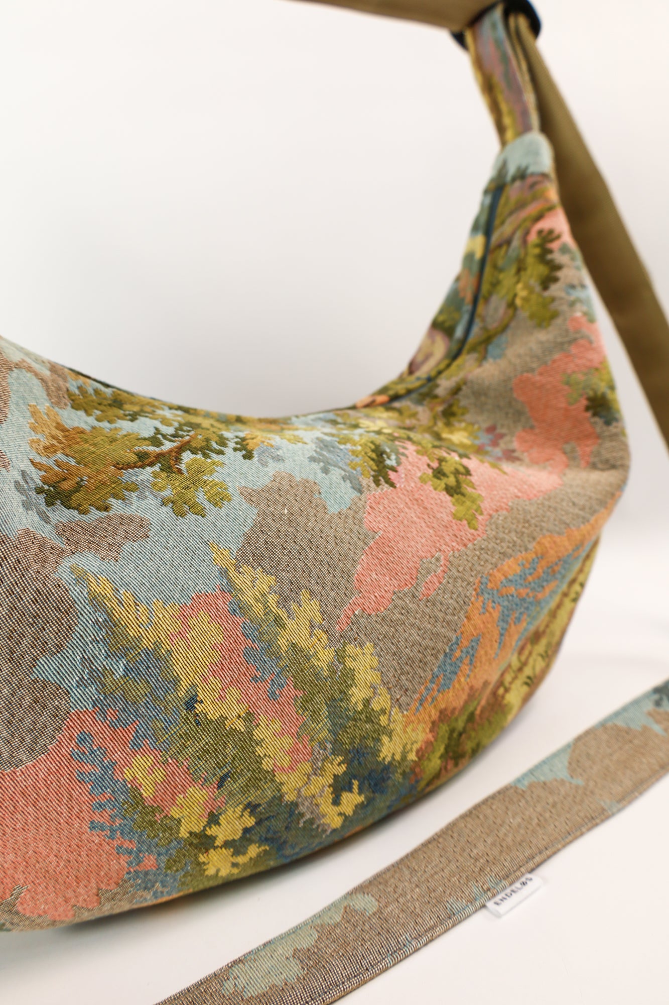 detail foto van XL crossbody bag van goblin wandkleed