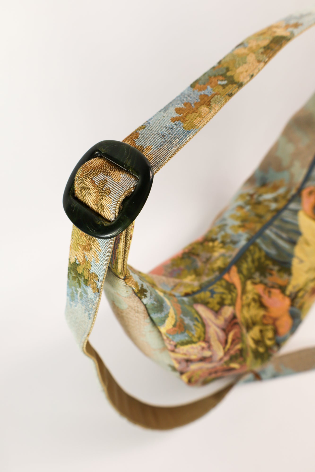 Close-up van de vintage schuifgesp aan de verstelbare band
