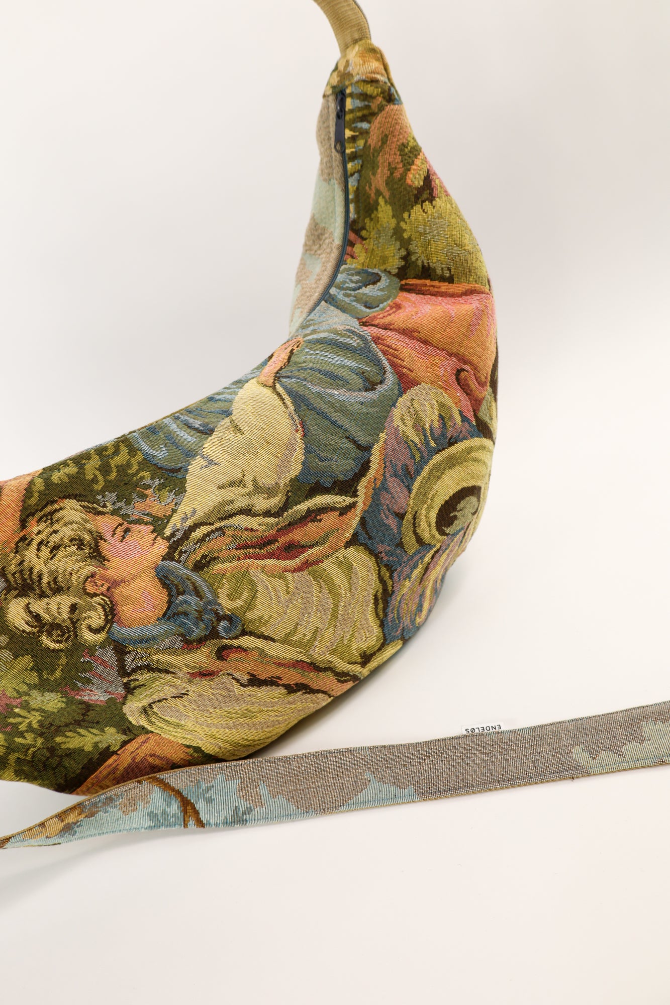 detail foto van XL crossbody bag van prachtig vintage goblin wandkleed