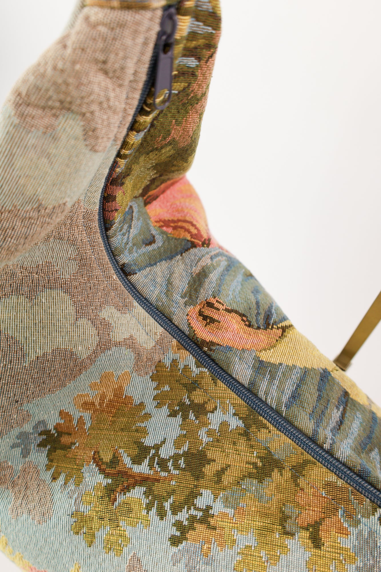 Detail shot van rits van XL crossbody bag in pastel kleurig goblin wandkleed