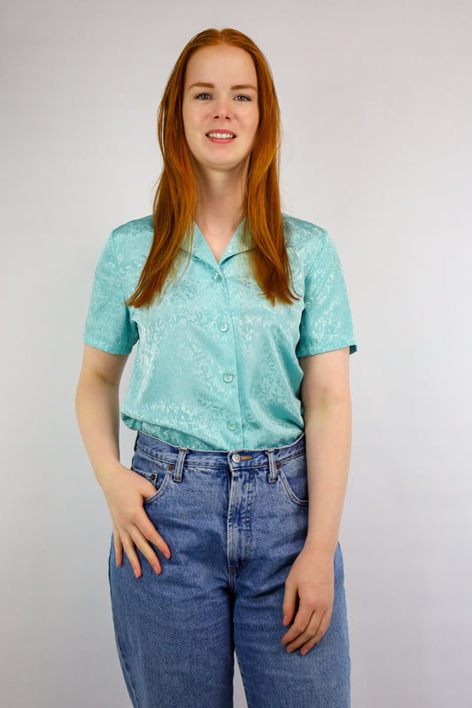 Voorkant van aqua blauwe vintage blouse met jacquard print en korte mouwen