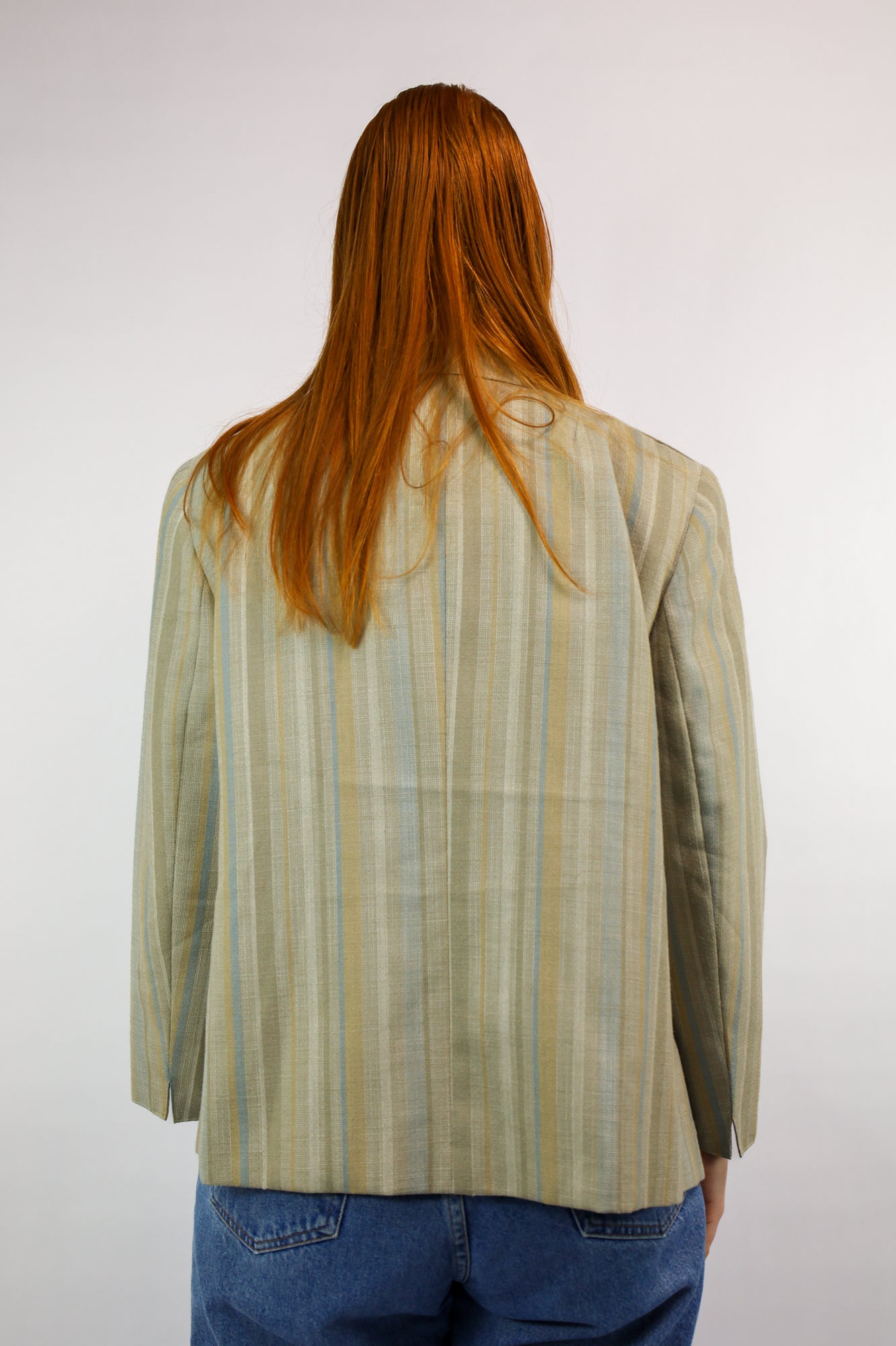 Zomerse blazer in zachte tinten, vrouwelijk model tot op de heup.