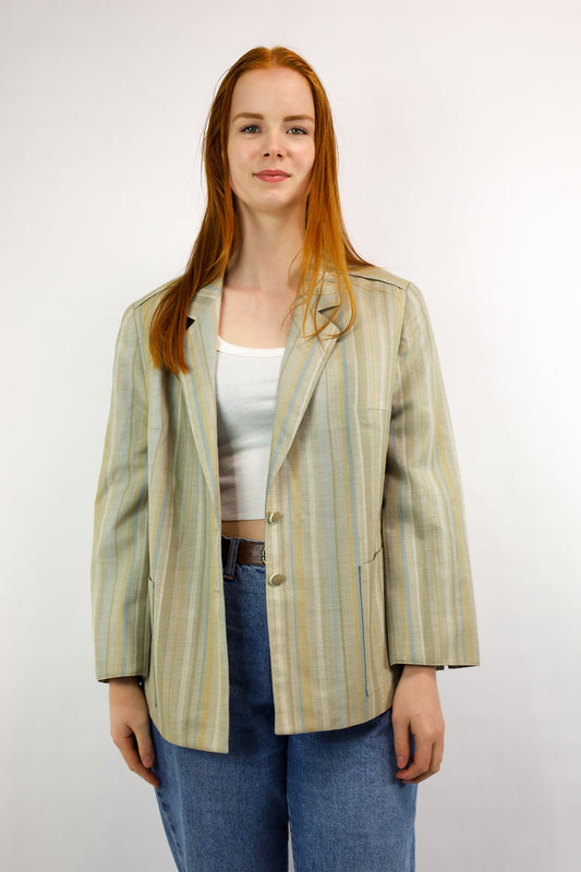Vintage blazer met beige-blauwe streepjes, gestyled op een hanger.