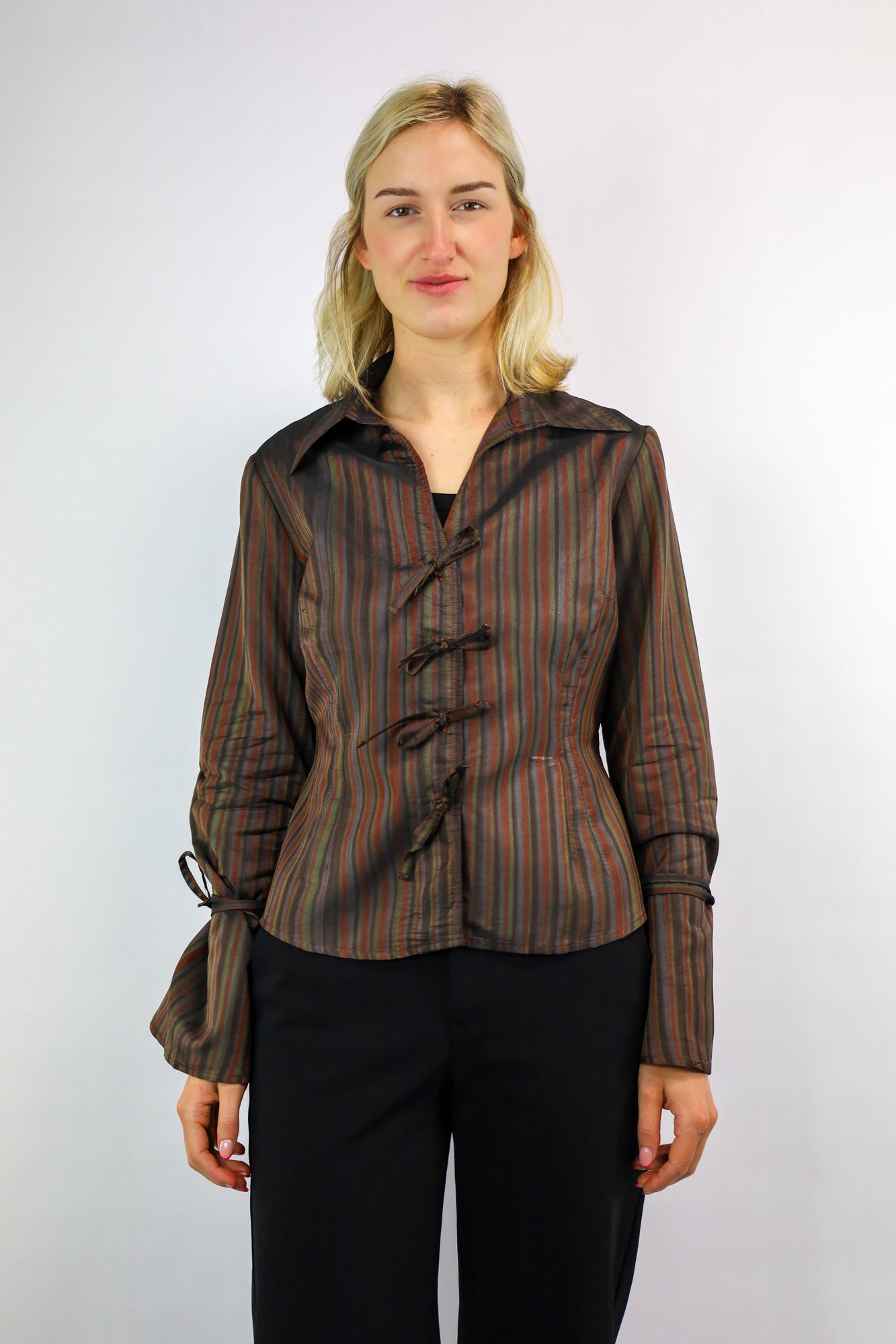 de vintage blouse met streepdessin in warme kleuren en blauw,