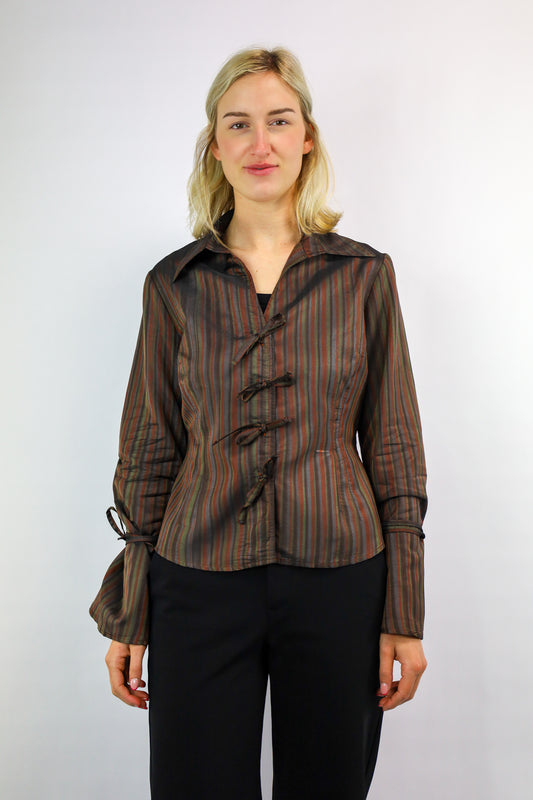 de vintage blouse met streepdessin in warme kleuren en blauw,