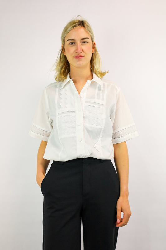 Voorkant van witte katoenen vintage blouse met kanten details en knoopjes