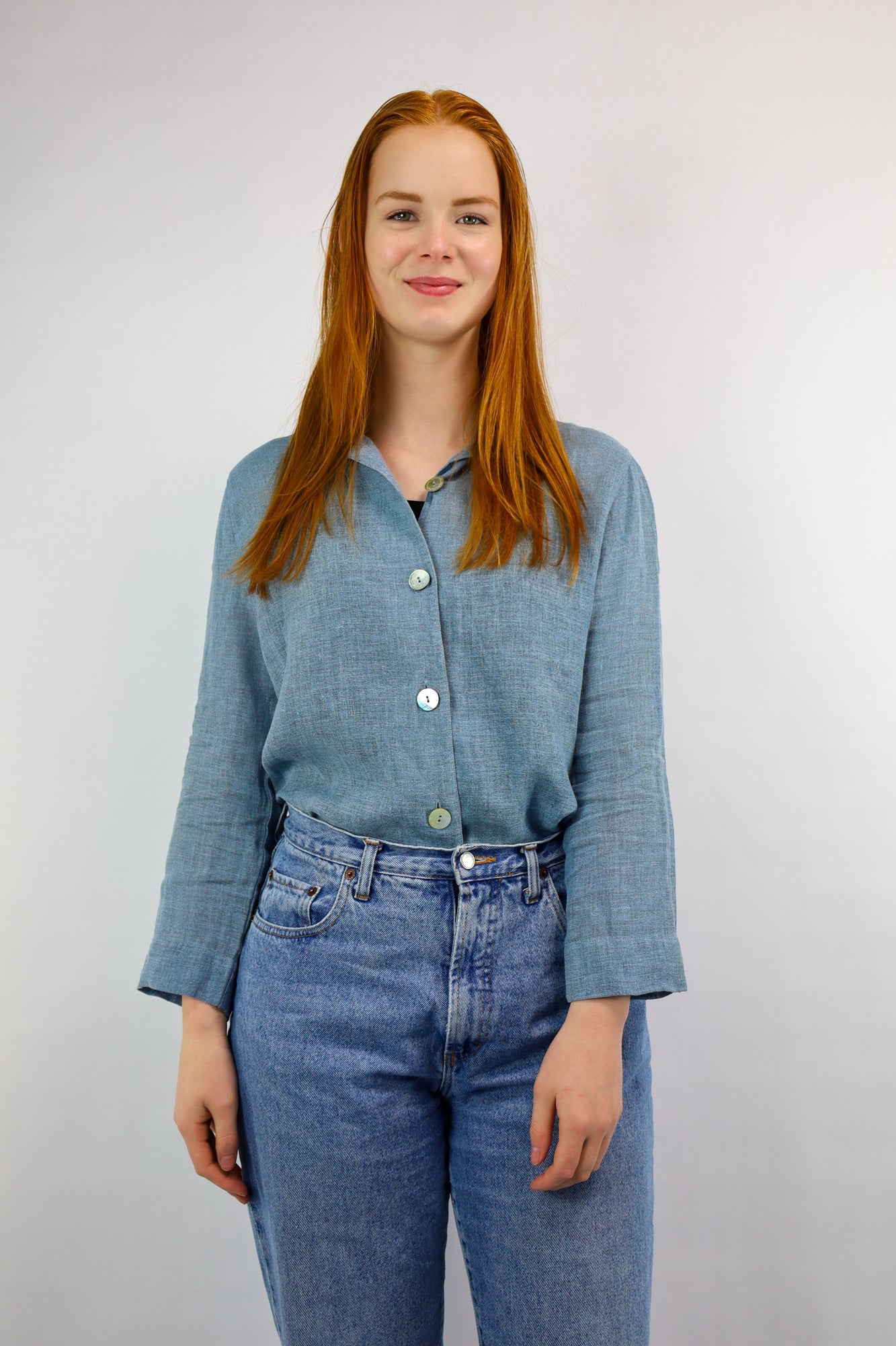 Voorkant van een luchtige vintage linnen blouse in lichtblauw.