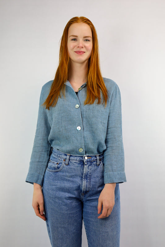 Voorkant van een luchtige vintage linnen blouse in lichtblauw.