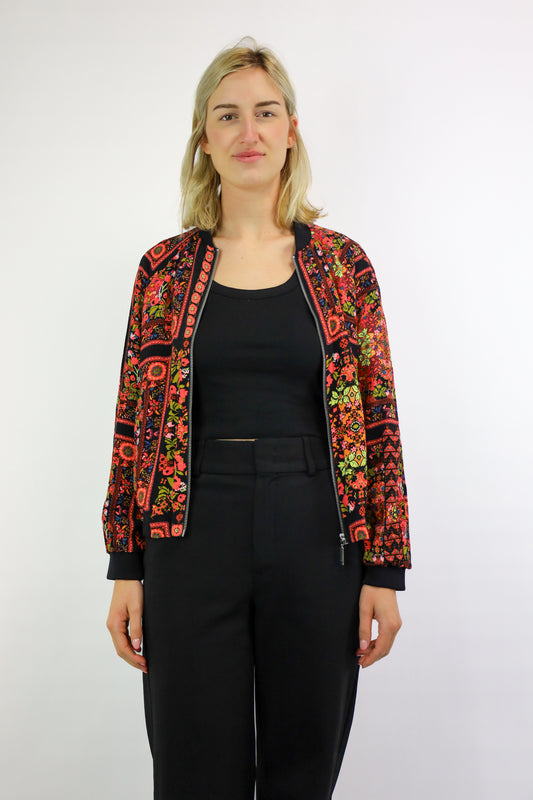 Voorkant van een soepelvallend vintage bomberjack met rood paisley-dessin.