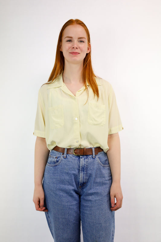 Voorkant van botergele vintage zijden blouse met borstzakjes en knoopsluiting