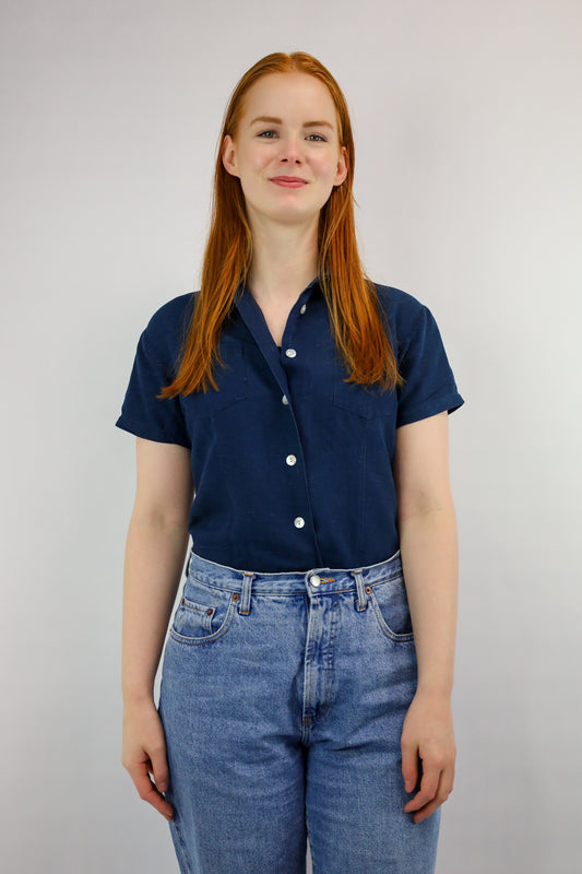 Voorkant van donkerblauwe vintage blouse met linnenmix, knoopsluiting en borstzakjes